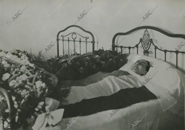 Antonio Machado en una cama del hotel Quintana, donde fue trasladado momentos...