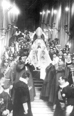 Por su expreso deseo y rompiendo una tradición de siglos, Pio XII es coronado no...