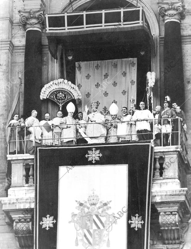 Por su expreso deseo y rompiendo una tradición de siglos, Pio XII es coronado no...