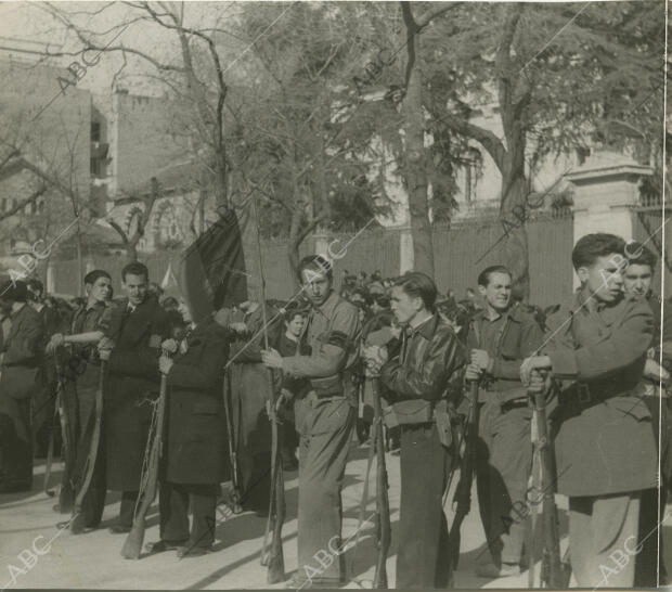 Liberación de Madrid, militares celebrando el fin de la guerra