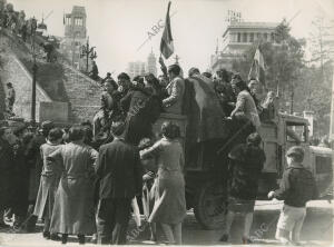 Liberación de Madrid por las tropas nacionales, personas agrupadas celebrando la...