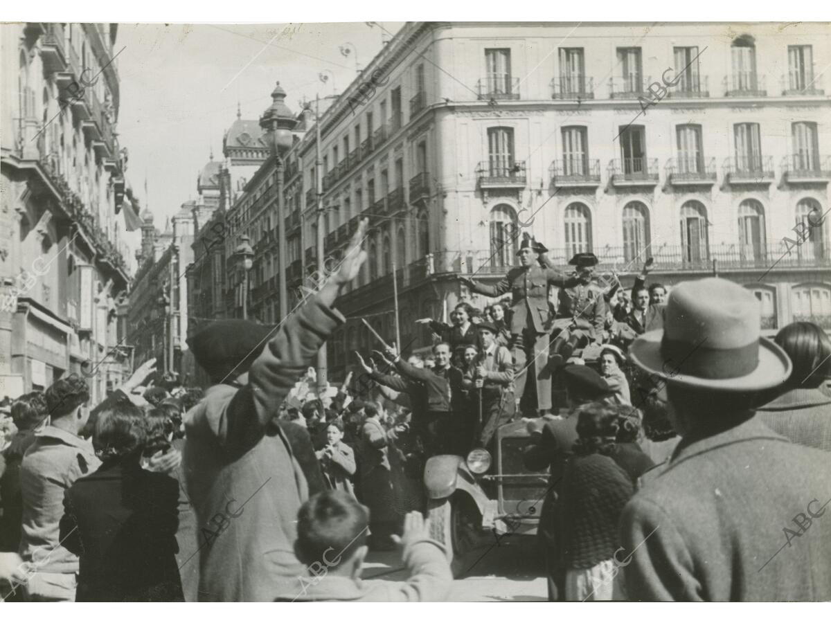Liberación de Madrid, los madrileños celebran la entrada de las tropas... Archivo ABC