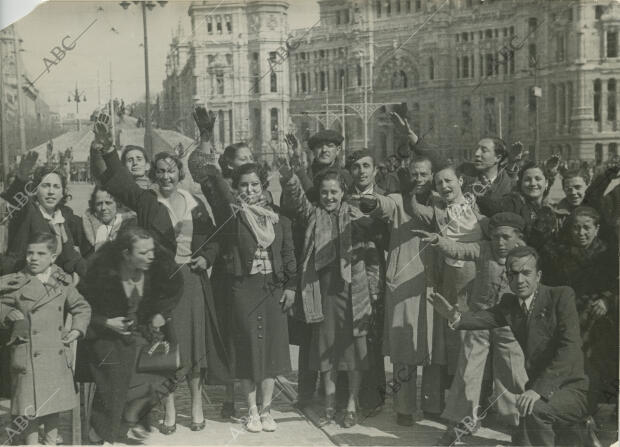 Liberación de Madrid por las tropas nacionales, un grupo de hombres y mujeres...