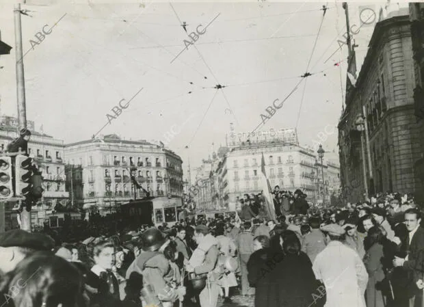 Liberación de Madrid, los ciudadanos celebran el fin de la guerra en la Puerta...