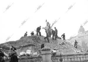 Desenterrando la fuente de Neptuno de Madrid al final de la Guerra Civil