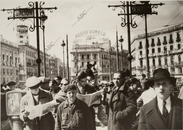 Ciudadanos leyendo ABC del 1 de abril en la Puerta del Sol