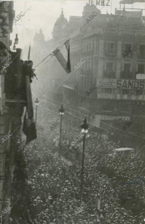 Multitud aclamando a Francisco Franco conmemorando su victoria en la Guerra...