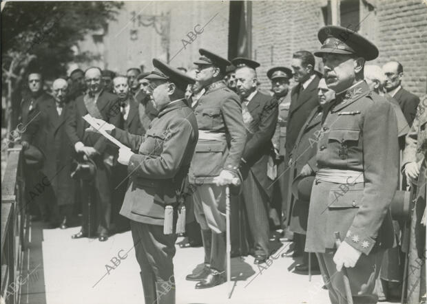 El General jefe de la 5ª región militar leyendo la proclama de Franco y el...