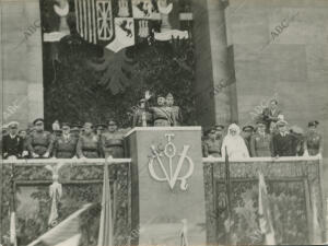 En la imagen, el Caudillo Francisco Franco dando un discurso ante el pueblo...