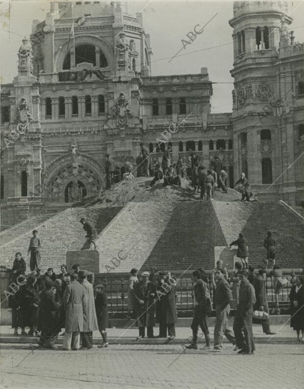 Con la liberación de Madrid se empieza a descubrir la Cibeles que había estado...