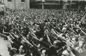 El público en la plaza de San Jaime, en el momento de descubrir la lápida en la...