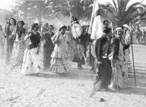 Una hermandad camino de la ermita para celebrar la misa en las Marismas de...