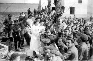 Señoritas de Frentes y Hospitales Repartiendo la merienda A los Soldados