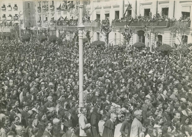 Muchedumbre durante la celebración de una misa de campaña celebrada en acción de...