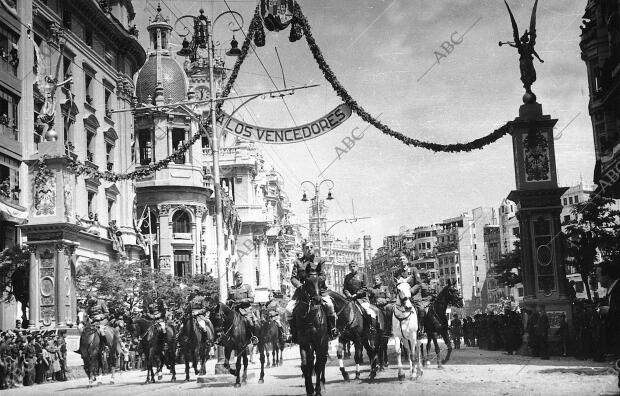 El general D. José Moscardó Siendo jefe del ejército de Aragón Desfila al frente...