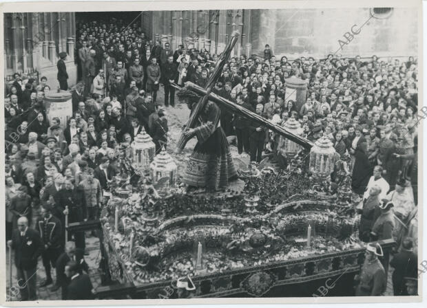 La imagen de Nuestro Padre Jesús del Gran Poder, al salir de la Catedral a su...