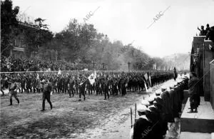 Los Tercios de Navarra, ante la tribuna del Caudillo, en el paseo de la...