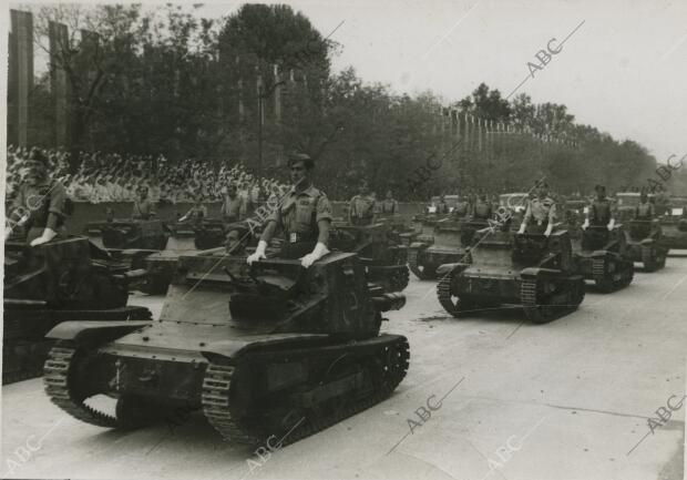 Algunos de los carros blindados del Ejército nacional que participaron por la...