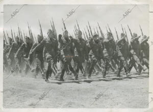 Las fuerzas de la Legión Condor desfilando ante Franco en el aeródromo militar...