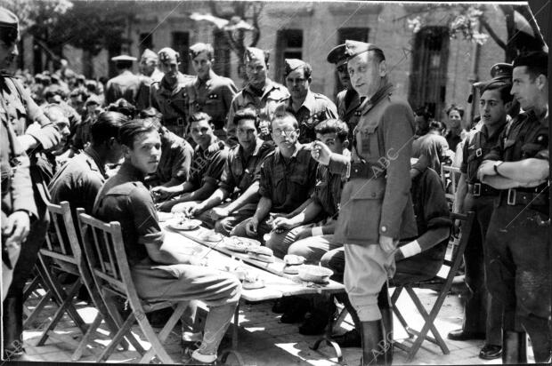 El comandante pintado habla con sus Soldados durante la Comida