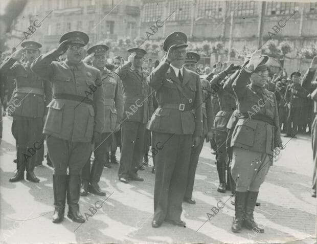 Despedida de la Legión Cóndor por las autoridades militares en Vigo, antes de su...