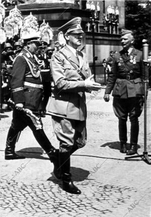 Adolf Hitler y Herman Göring, junto al jefe de la Legión Cóndor, el general...