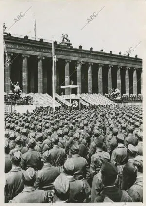 La Legión Cóndor escuchando las palabras de Hitler, tras el desfile que...