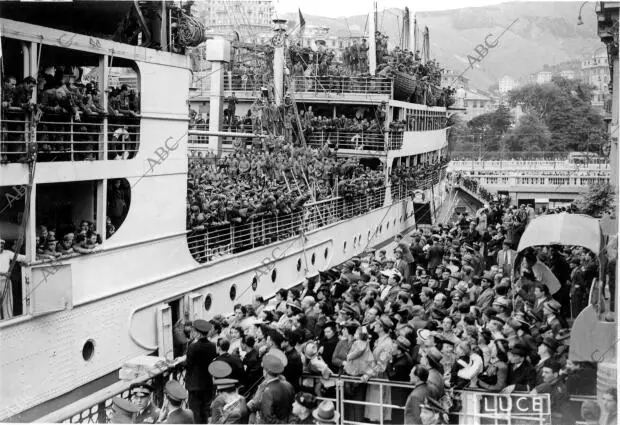 Aspecto del muelle de Génova (Italia) A la Llegada del Vapor "Duilio", que Trajo...