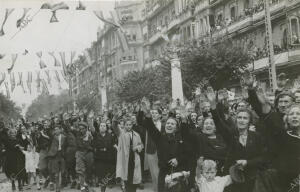 El pueblo de Bilbao desfilando delante del Caudillo Francisco Franco, en las...