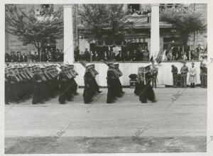 Desfile de la Infantería de Marina ante el Caudillo Francisco Franco para...