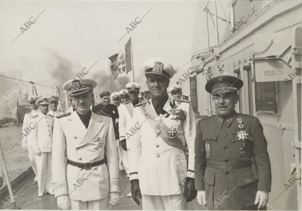 Galeazzo Ciano y los ministros Conde de Jordana y Ramón Serrano Suñer, en la...