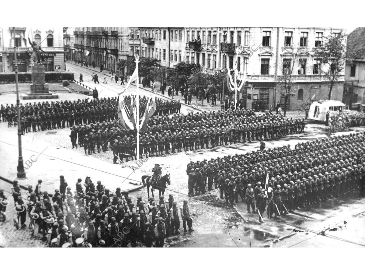 Las tropas polacas en la plaza principal de Varsovia, momentos antes de