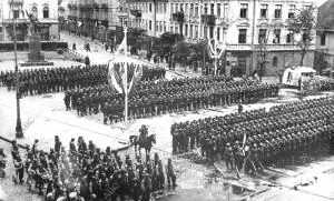 Las tropas polacas en la plaza principal de Varsovia, momentos antes de ser...