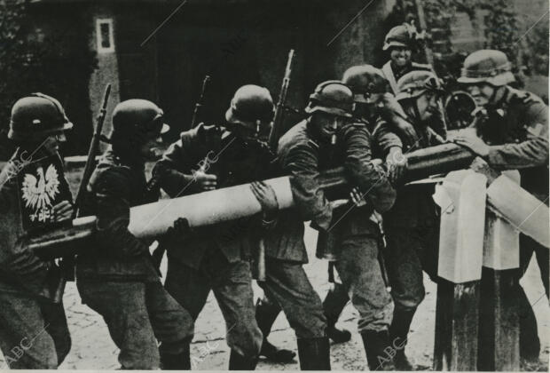 Las barreras fronterizas que separan Alemania de Polonia son arrancadas por los...