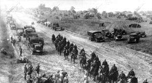Las tropas alemanas avanzan por Polonia el día 1 de septiembre de 1939, día en...