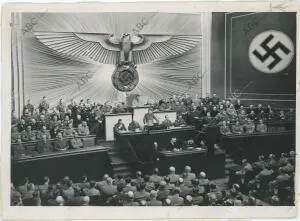 Hitler, pronuncia su histórico discurso en la sesión del Reichstag, en el Kroll...