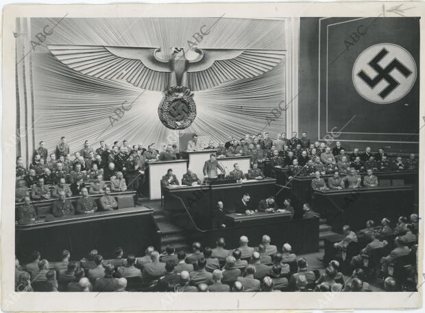 Hitler, pronuncia su histórico discurso en la sesión del Reichstag, en el Kroll...