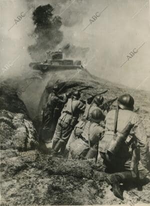 Soldados polacos en sus trincheras, disparando contra las tropas alemanes