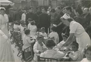 Pilar Primo de Rivera visitando las Instituciones de Auxilio Social en un hogar...