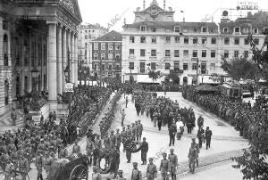 Los restos del General Sanjurjo, escoltados por fuerzas del ejército portugués y...