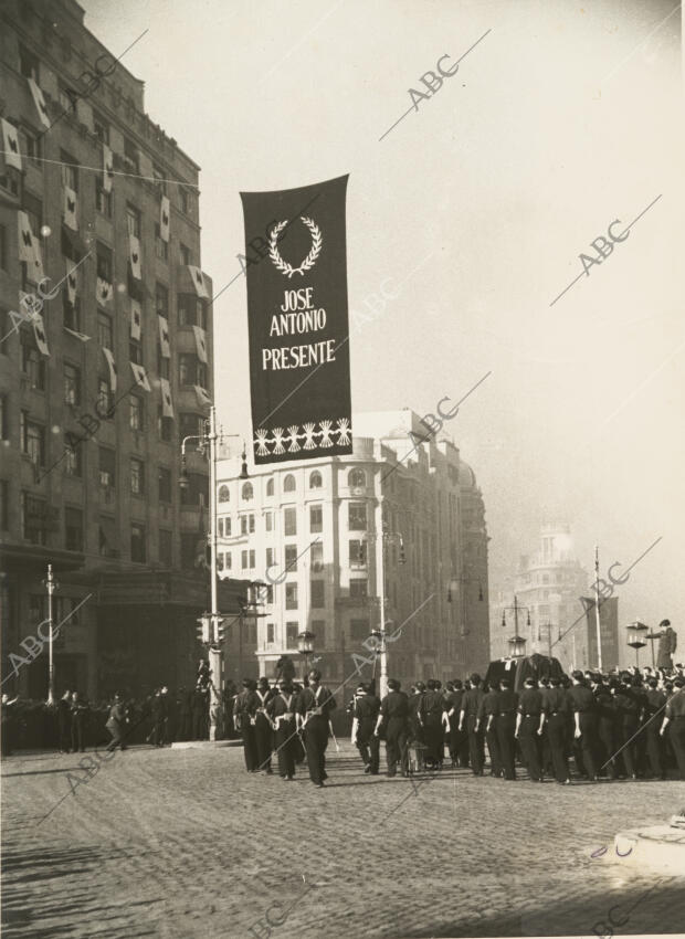 Traslado de los restos de José Antonio Primo de Rivera, en la imagen la comitiva...