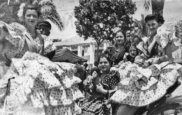 Bellas y Distinguidas Señoritas Ataviadas A la Andaluza Paseando en coche por el...