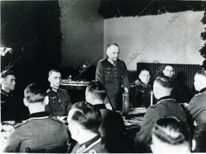 El capitán general del ejército alemán, Walther von Brauchitsch durante una...