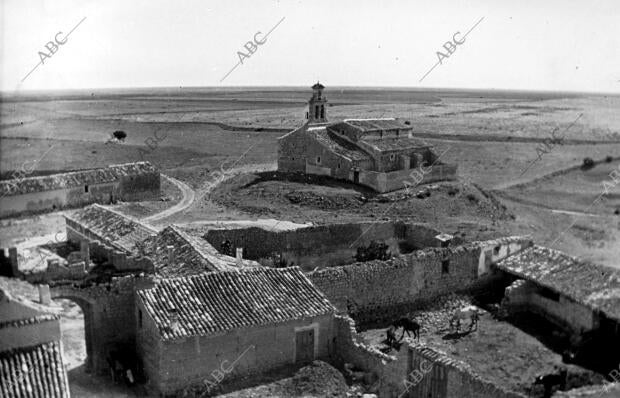 Vista de la iglesia del pueblo Paradilla del Alcor, tomada desde el Tunel del...