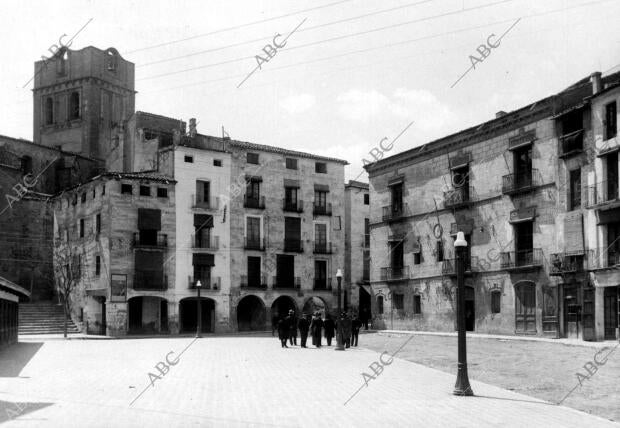 Vista de la plaza y del ayuntamiento del pueblo mora del Ebro (Tarragona)