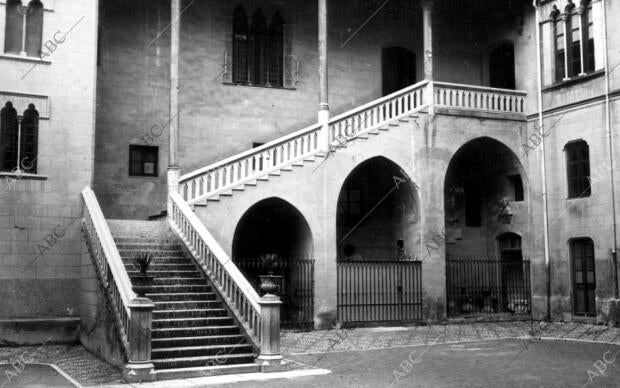 Patio de entrada y escalera principal de el palacio ducal de Gandía (Valencia)