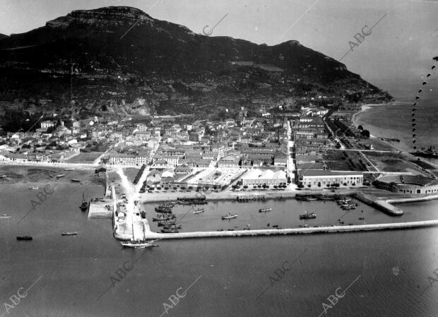 Vista general del pueblo y del puerto de Santoña (Cantabria)