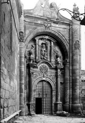 Pórtico de la iglesia de san Pedro en Viana (Navarra)