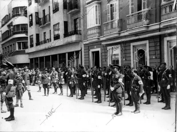 Camilleros de la cruz Roja Española durante la revista y desfile con motivo de...