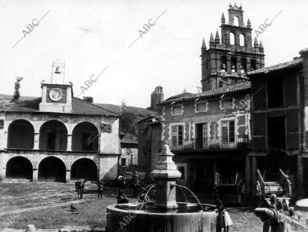 Vista de la plaza mayor del pueblo Ayllón (Segovia)